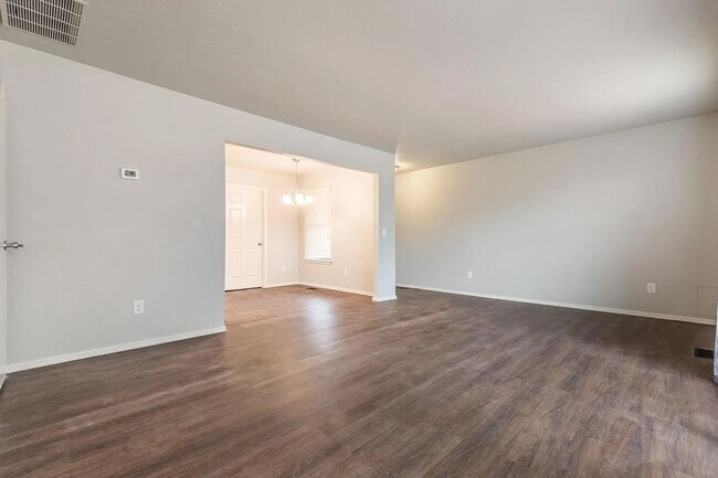 Building Photo - Beautiful 2BD/2.5 BTH Home Right off of NW Expressway and Shopping Areas