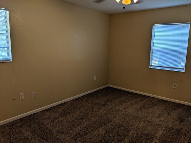 Building Photo - 4-bedroom, 2-bath home on University Ave next to UF