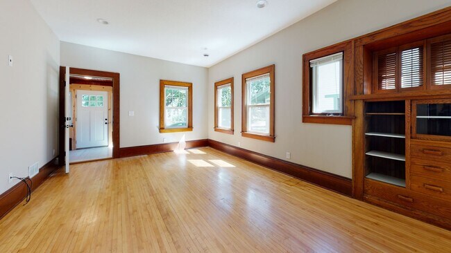 Building Photo - Renovated 6-Bedroom Single-Family House