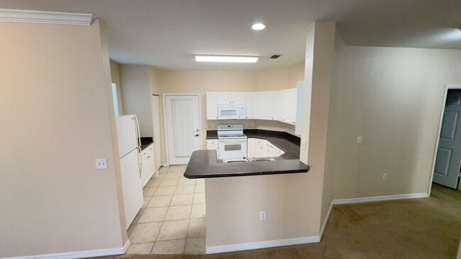 Building Photo - 3 BEDROOM 2 BATH 2 CAR GARAGE CONDO