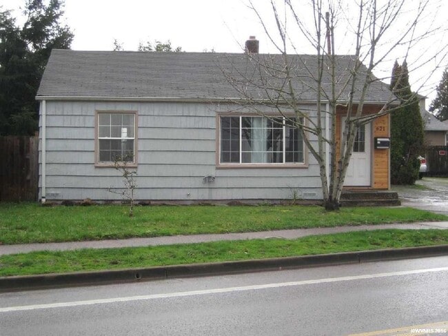 Building Photo - 4 bedroom 2 bath home in great location