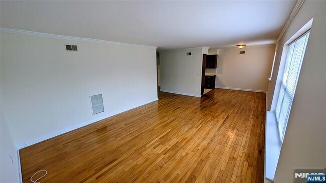 Building Photo - 522 N Maple Ave