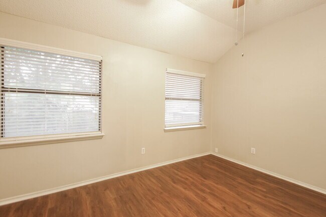 Building Photo - 1345 Jasmine Dr