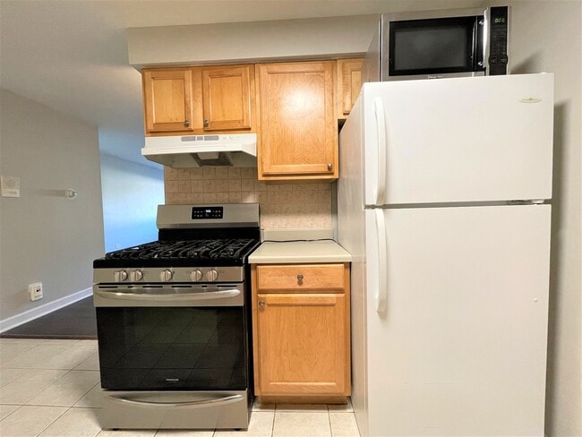 Building Photo - 8816 Briar Ct