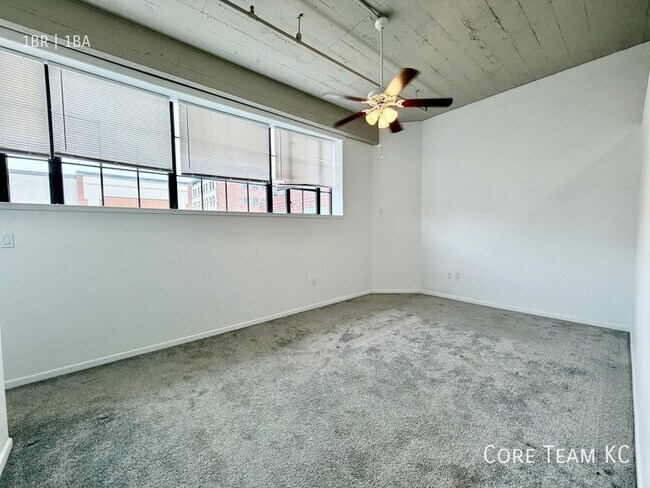 Building Photo - 320 W 7th St