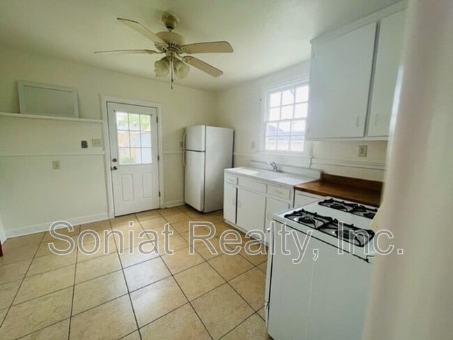 Building Photo - 2129 Mandolin St