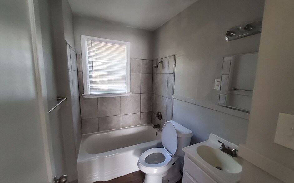 Building Photo - 3994 Oak Cliff Rd