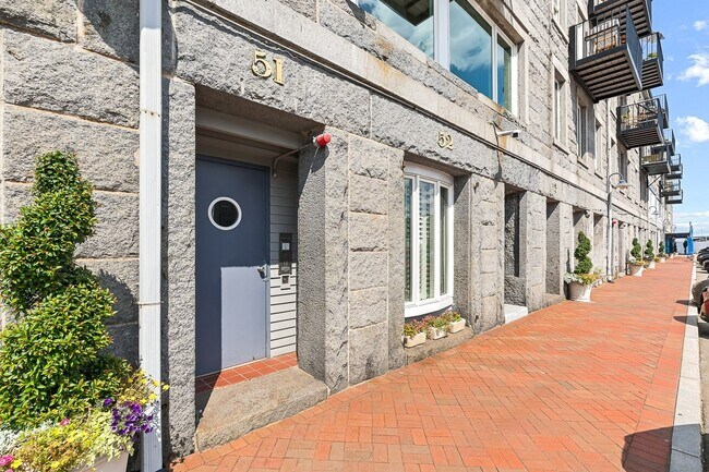 Building Photo - 51 Commercial Wharf W