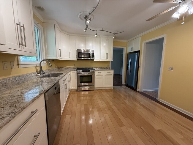 Building Photo - $300 off one month!!!  Modern Comforts with Granite & Hardwood Finishes!" 3 Bedroom 2 bath home.