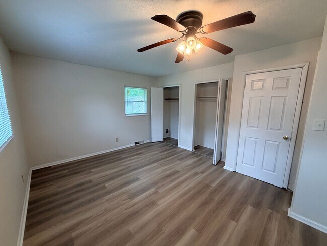 Building Photo - 845 Middle Dr