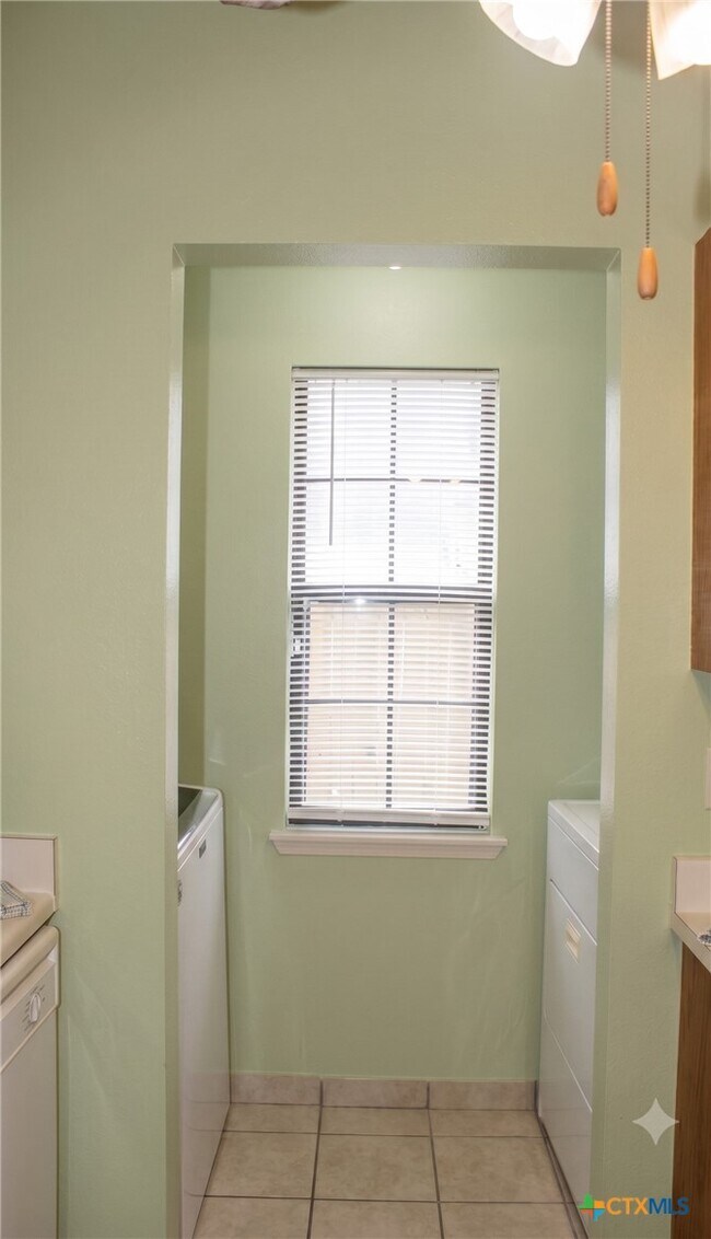 Building Photo - 2404 Fieldstone Dr
