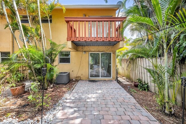 Building Photo - 307 SW 11th Ct
