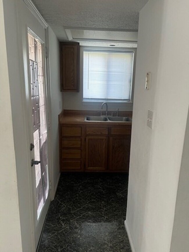 Building Photo - One Bedroom Condo For Rent