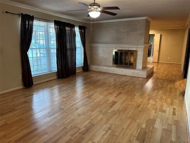 Building Photo - 2711 Briarhurst Dr