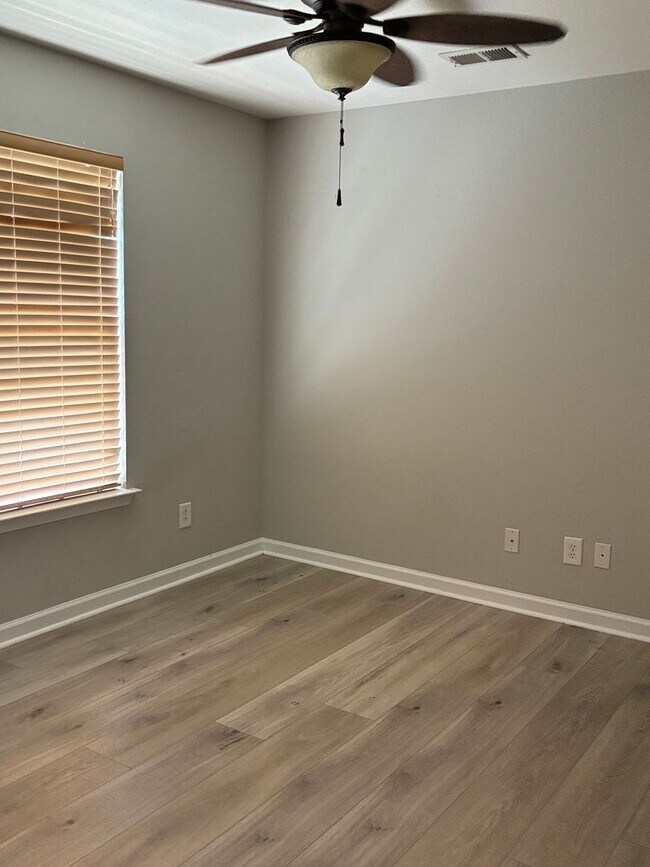 Building Photo - 1201 Eagle Creek Dr