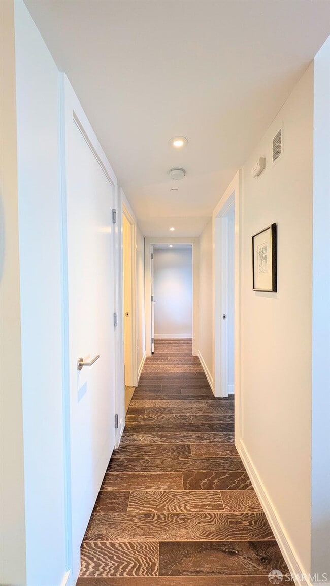 Building Photo - 301 Mission St