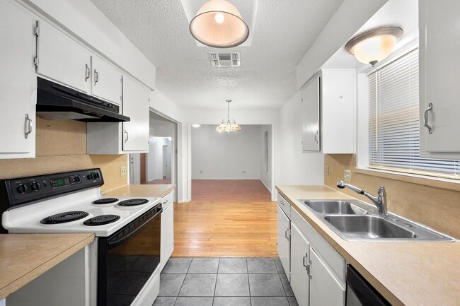 Building Photo - 6436 Ridglea Dr