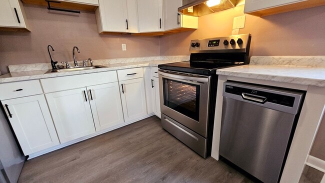 Building Photo - 3 BD 2 BA in Shamrock Village