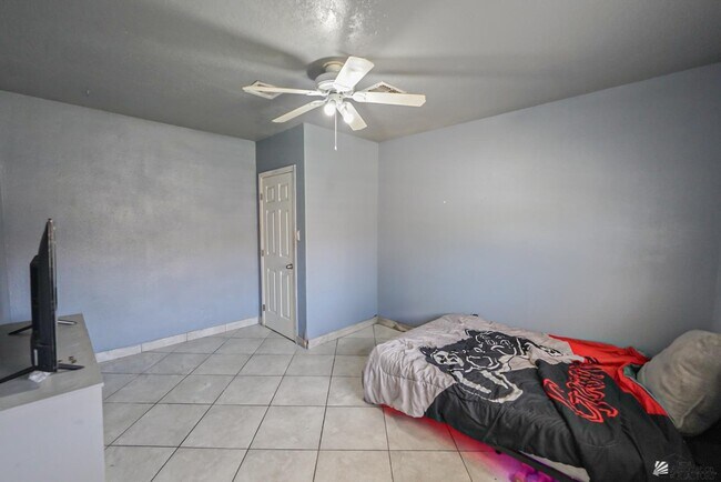 Building Photo - 1429 S Pagent Ave