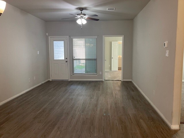 Building Photo - 156 Camelot Pl Ct