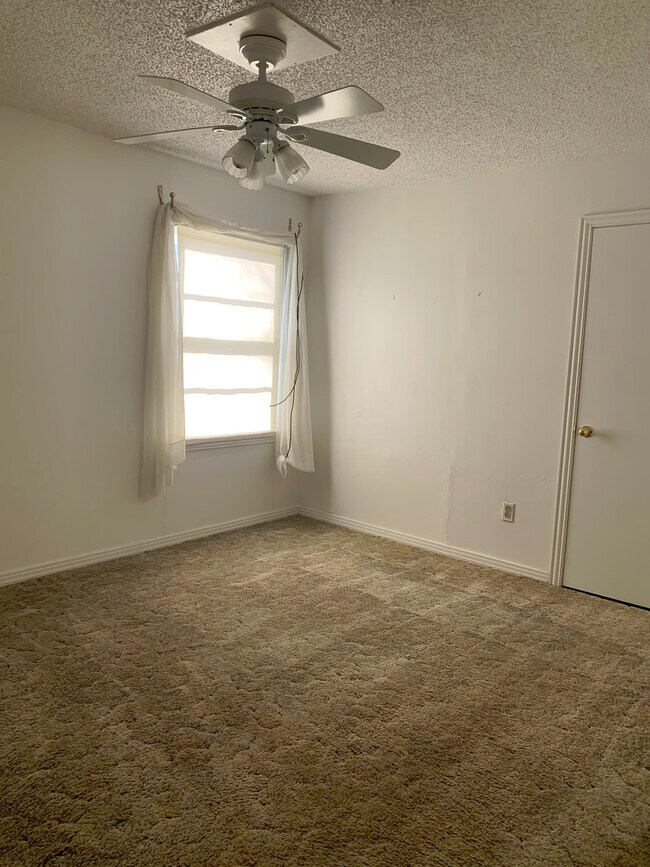 Building Photo - Single Family Home