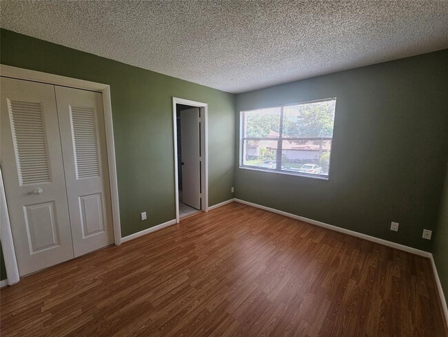 Building Photo - 633 Deer Crk Lk Pt S Ln