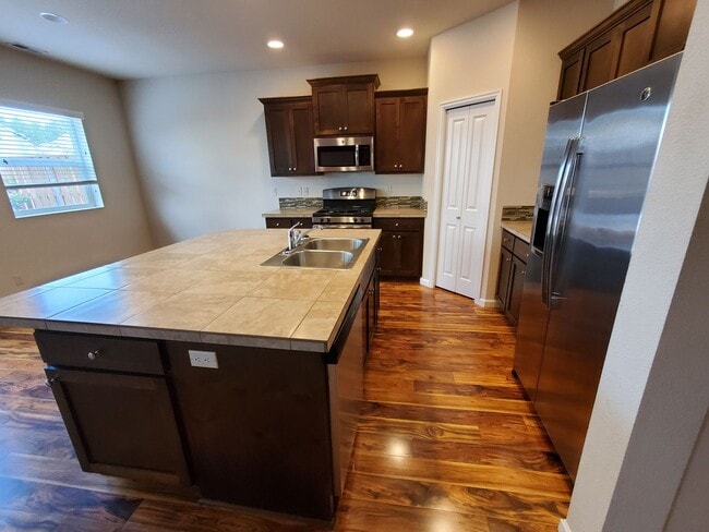 Building Photo - Dog Friendly 4 Bed, 3 Bath Home in North Albany!