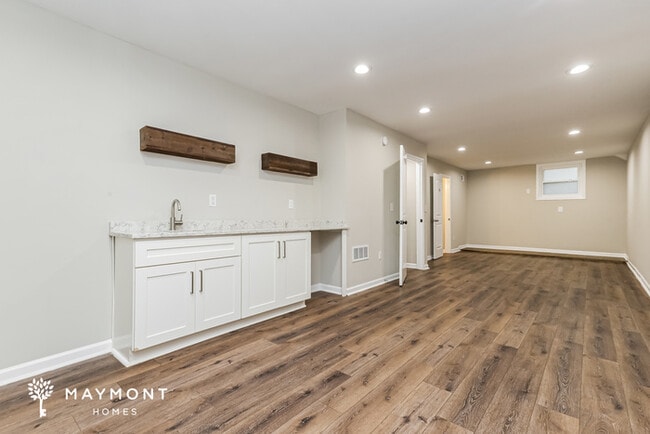 Building Photo - 905 King Dr SE