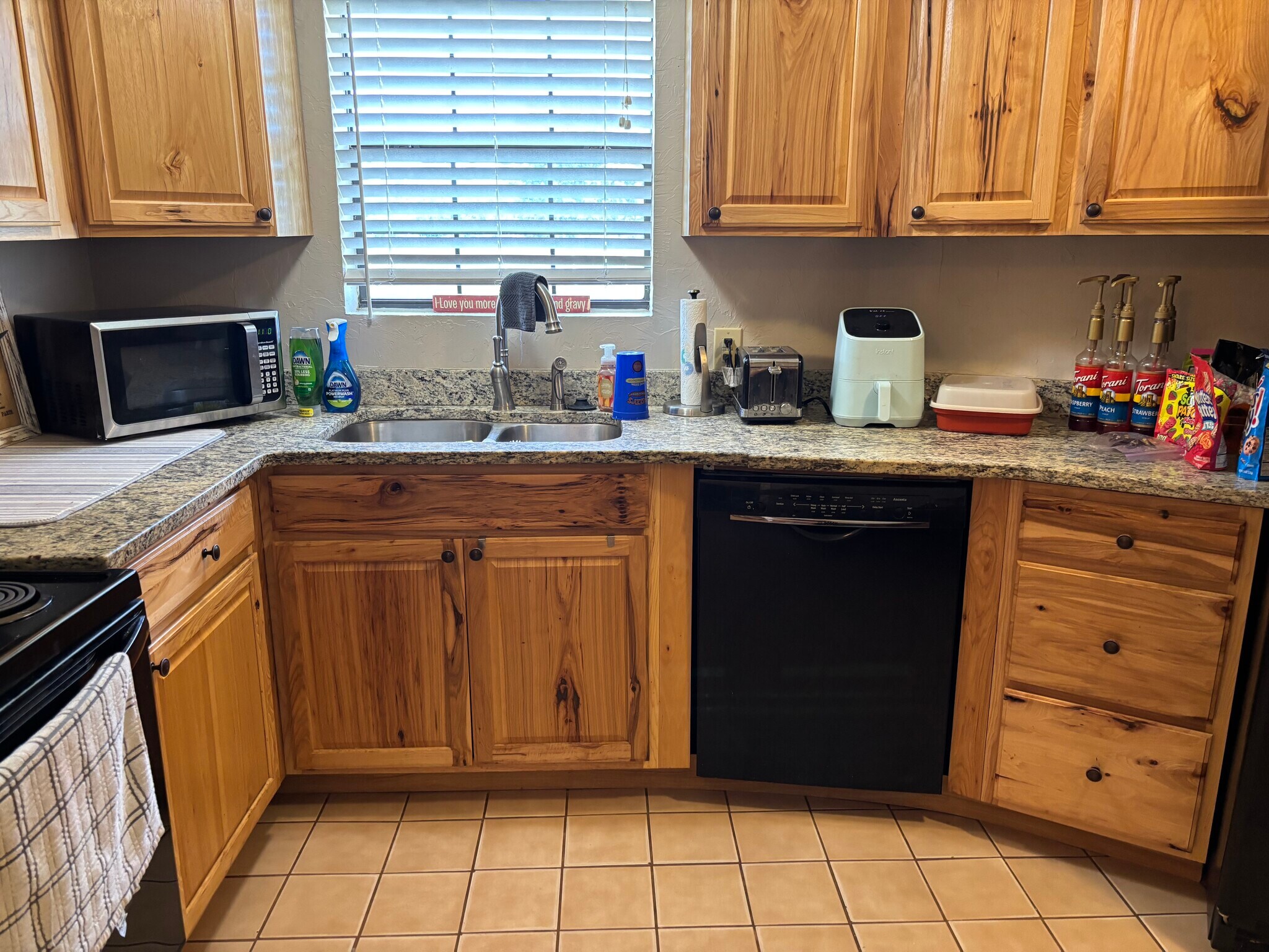 Full size kitchen - 5202 E McElroy Rd