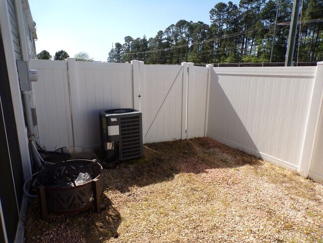 Building Photo - Two Bedroom Two and half Bathrooms Townhome!