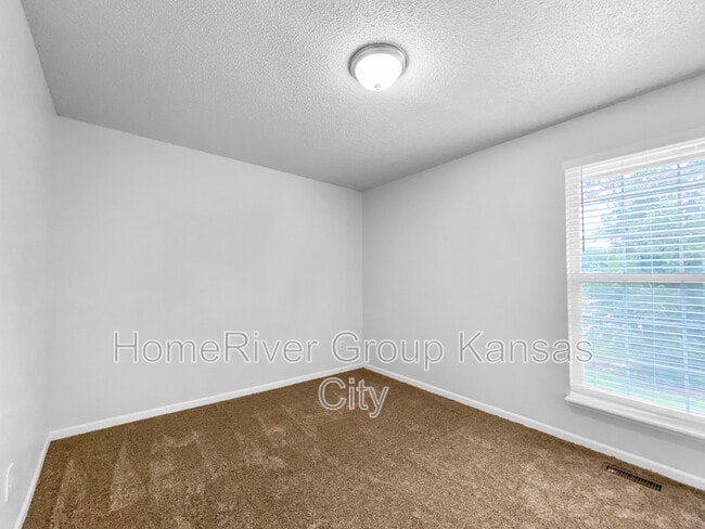 Building Photo - 5021 Pebble Ave