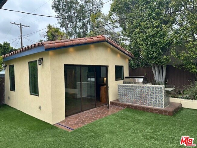 Building Photo - 10587 Holman Ave