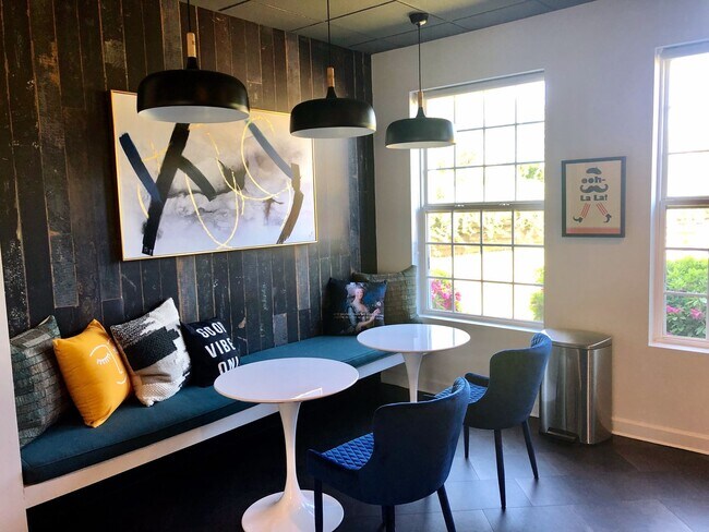 Building Photo - 3 Bedroom Apartment in University Village