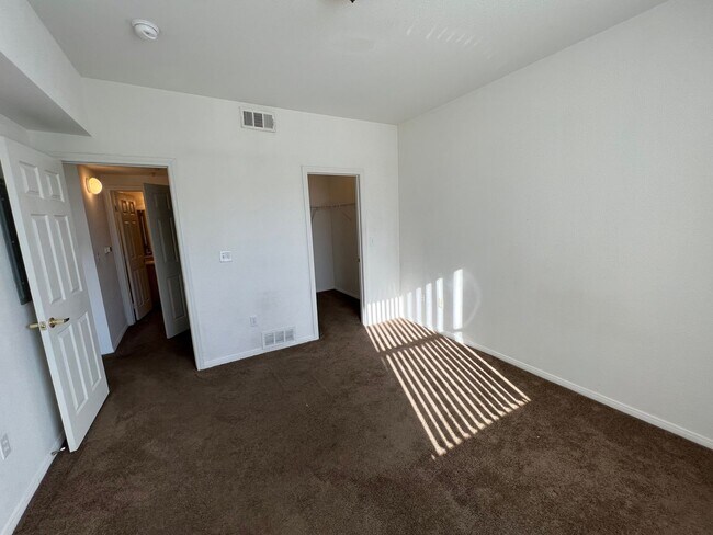 Building Photo - Awesome 1bed/1bath condo located in Centennial Hills