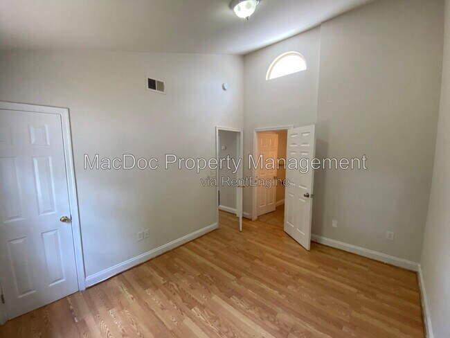 Building Photo - 806 Weedon St