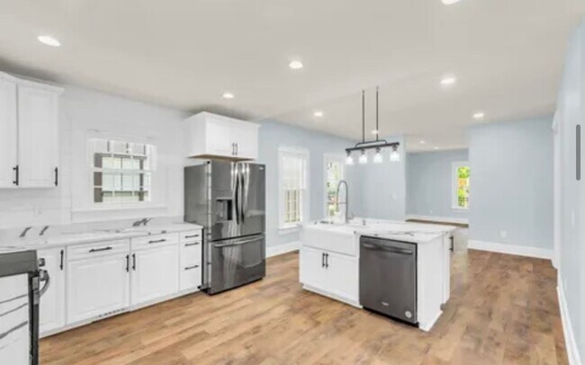 Building Photo - Gorgeous 3/2 Located 1 Block From Downtown Greenville!