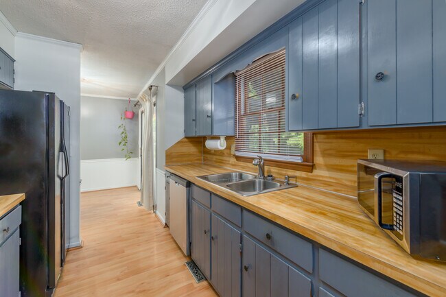 Building Photo - 1500 Brookdale Dr