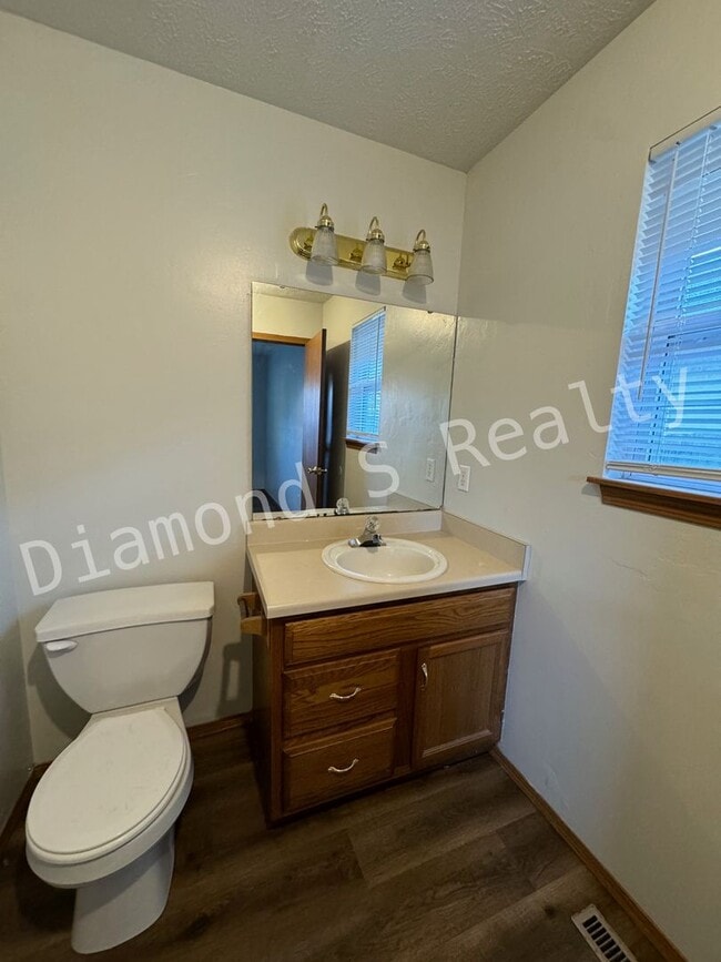 Building Photo - 3 Bedroom Home Located in Established Neighborhood!