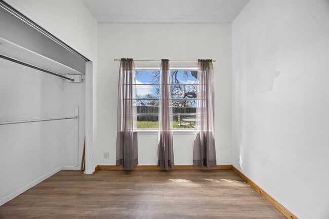 Building Photo - 1418 Kingshill Dr