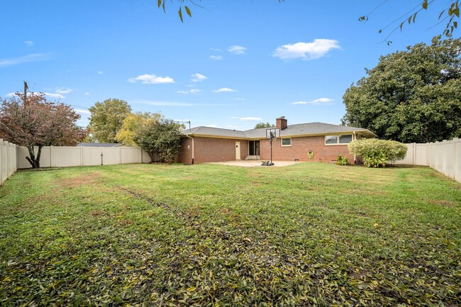 Building Photo - 902 Whitehall Rd