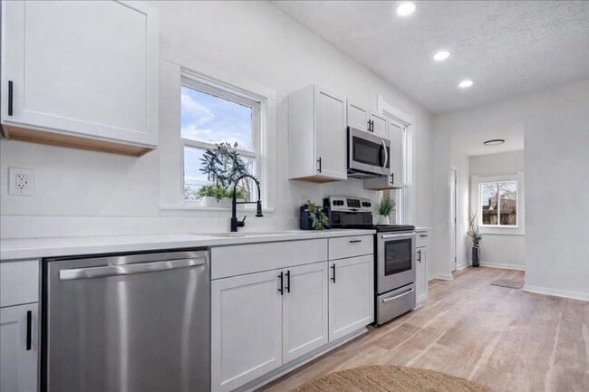 Building Photo - Spacious 4 Bedroom, 2 Bath Home with Detached 2-Car Garage!