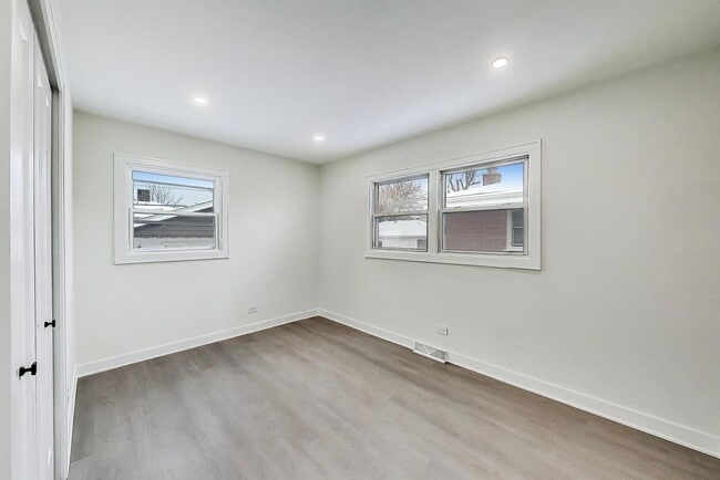 Building Photo - 5028 N Oneida Ave