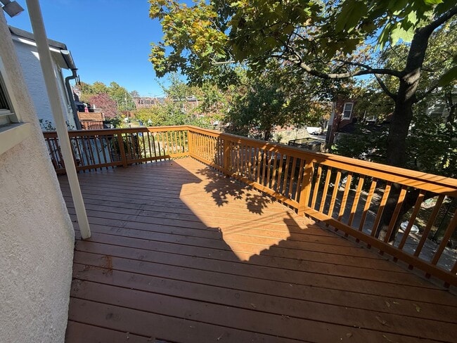 Building Photo - Spacious 3 Bedroom Townhome in Historic Ed...