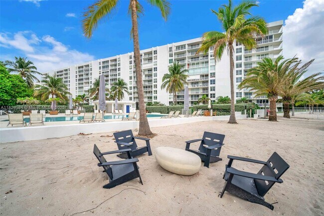 Building Photo - 611 Ocean Dr