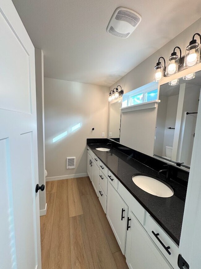 Building Photo - Newly Built 3 Bed, 2.5 Bath Cottage Homes with Free Wifi Internet