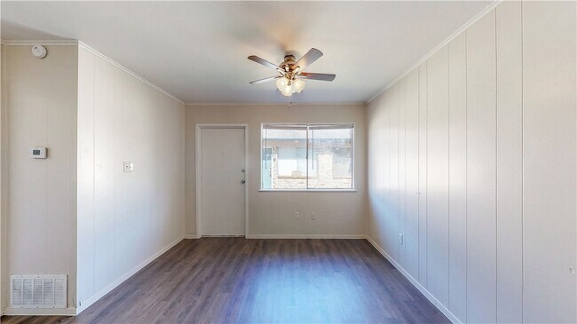Building Photo - 206 Lynn Dr