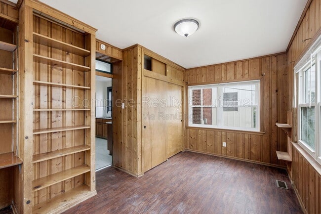 Building Photo - 5055 Lindenwood Ave