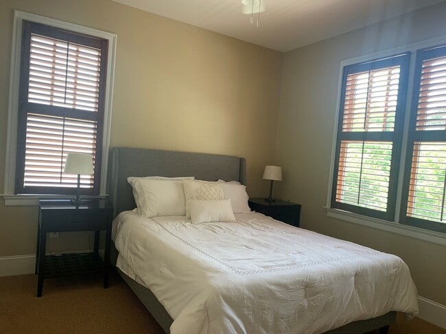 Building Photo - Charming Home