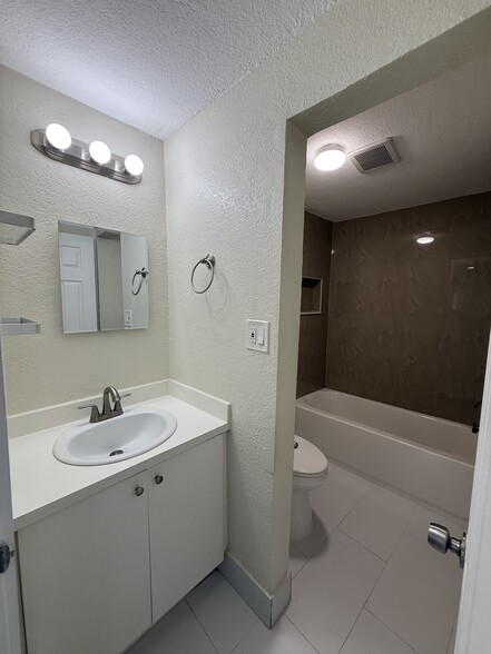 Bathroom - 4510 SW 19th St