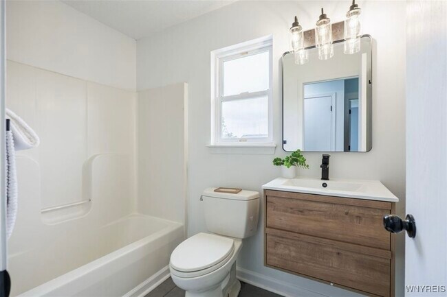 Building Photo - 76 Alverstone Way